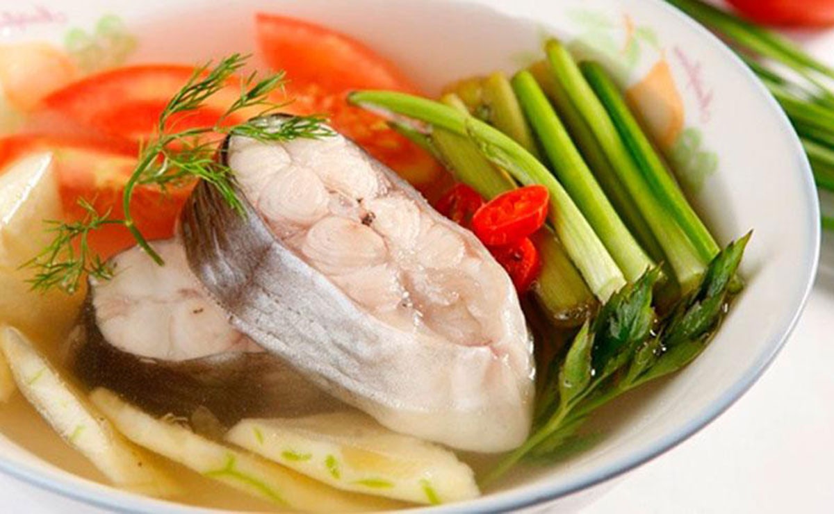 Món canh chua cá hoàn chỉnh với màu sắc hấp dẫn và hương vị thanh mát
