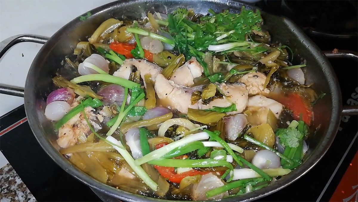 Canh cá trắm dưa chua đậm đà hương vị truyền thống