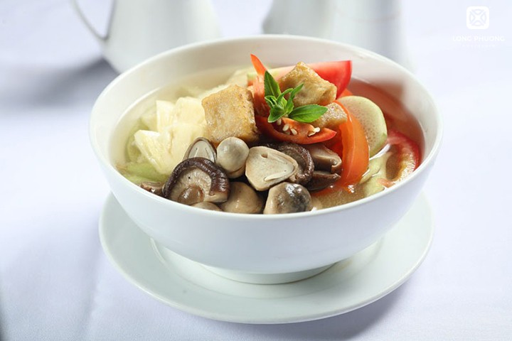 Nồi canh chua chay nấm rơm đang nấu, bốc khói nghi ngút