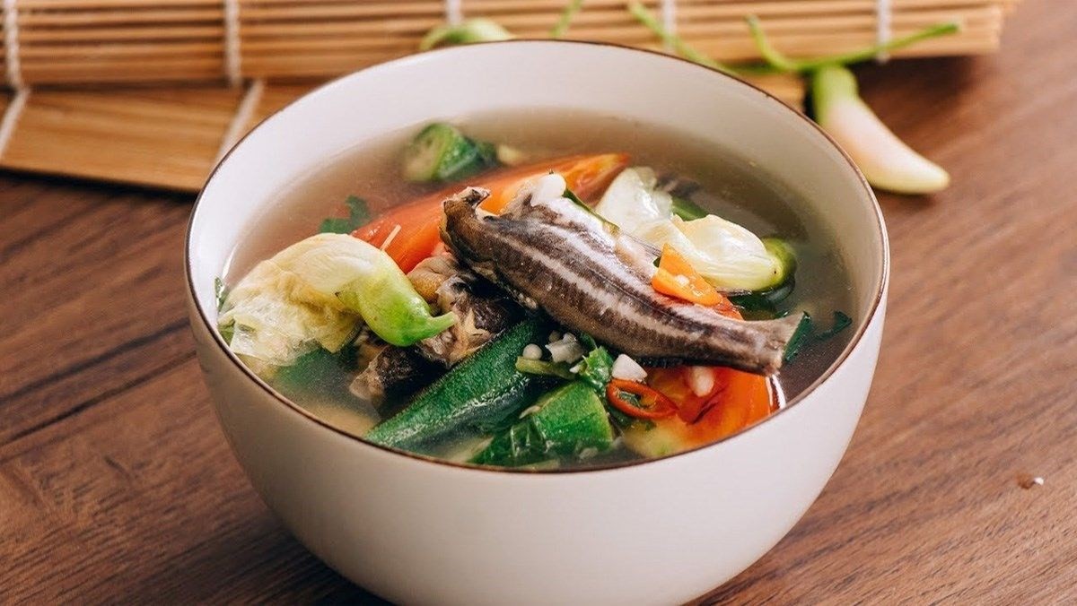 Bát canh cá bống dừa nóng hổi với rau xanh