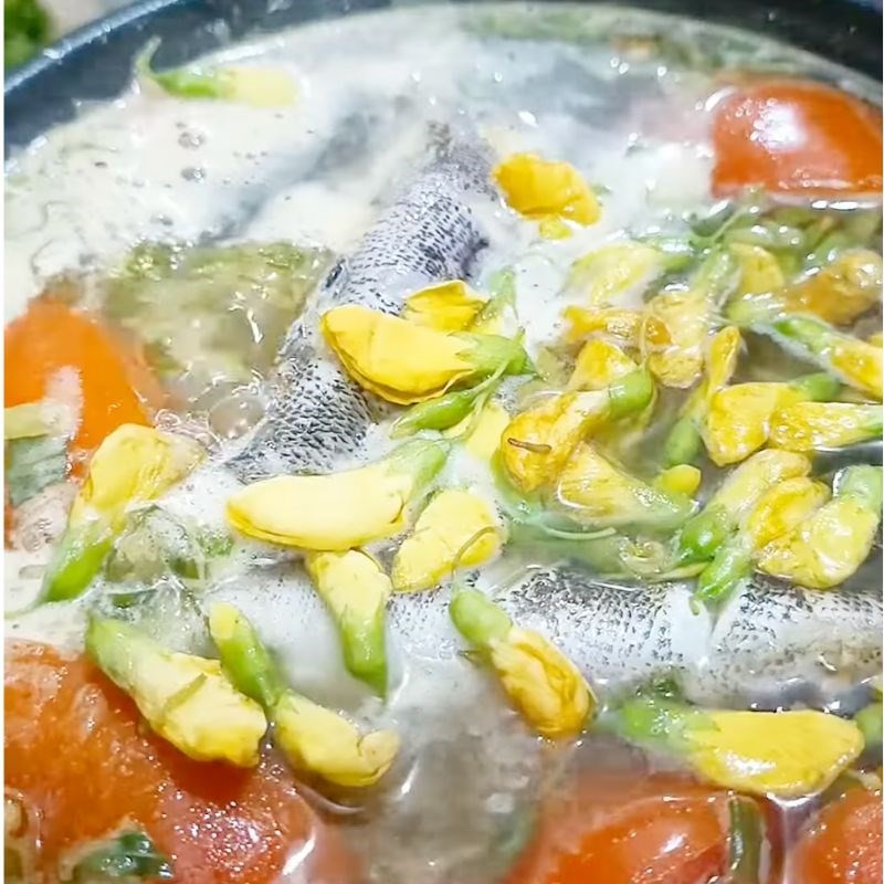 Thêm bông điên điển vào nồi canh cá bống tượng, tạo hương vị đặc trưng