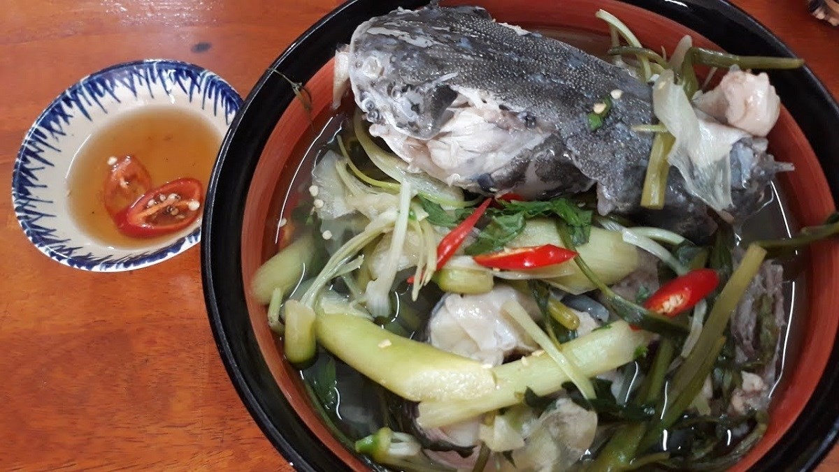 Món canh chua cá úc dọc mùng thơm ngon đậm đà