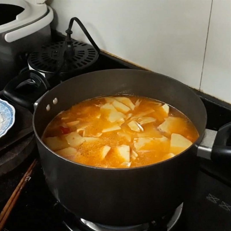 Nấu canh cá nheo chua măng đã hoàn thành, sẵn sàng thưởng thức