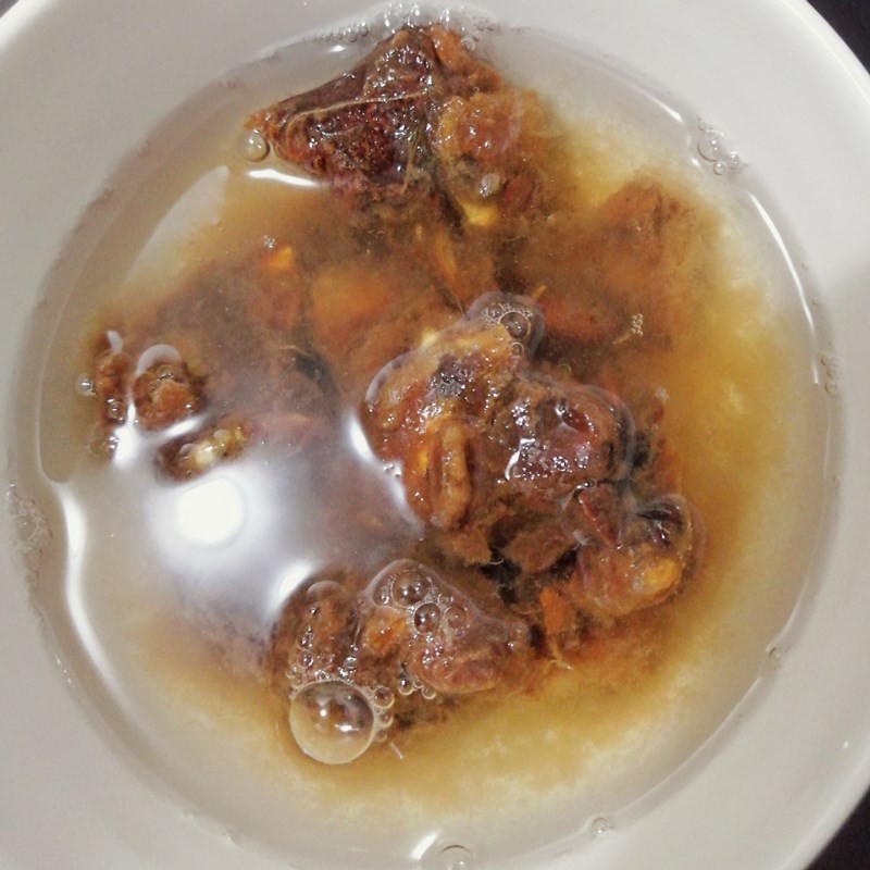 Cà chua cắt múi cau và me đã ngâm nước sôi