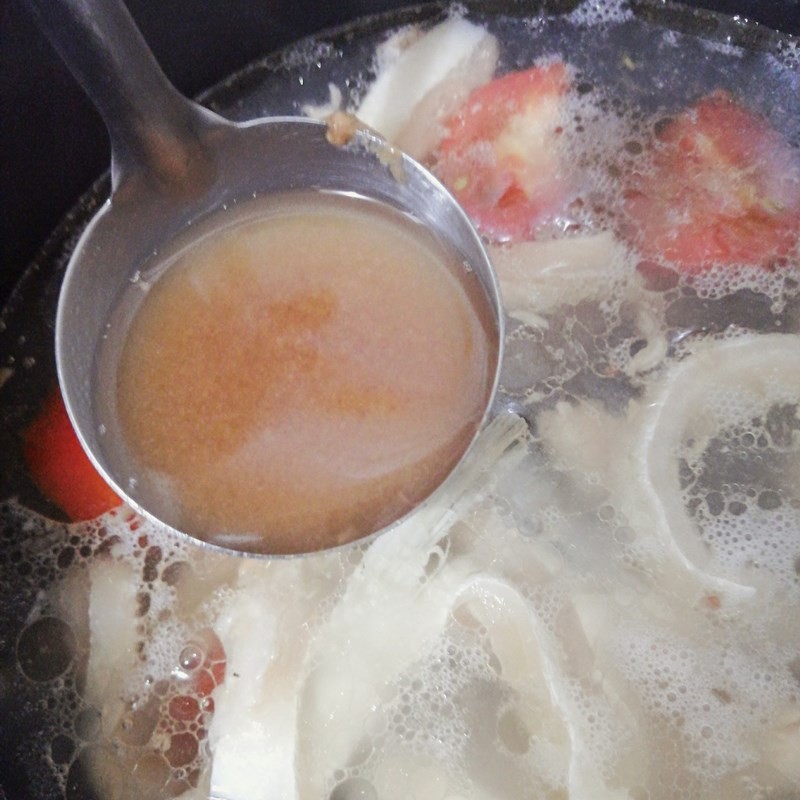 Nồi canh chua lườn cá hồi đang sôi với đầy đủ rau củ