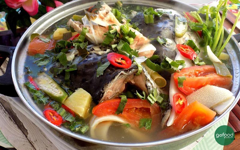 Món canh đầu cá hồi với măng chua hoàn hảo cho bữa cơm gia đình