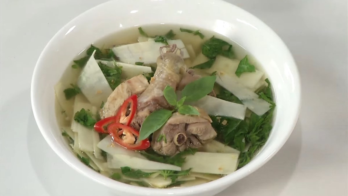 Canh gà lá é nóng hổi