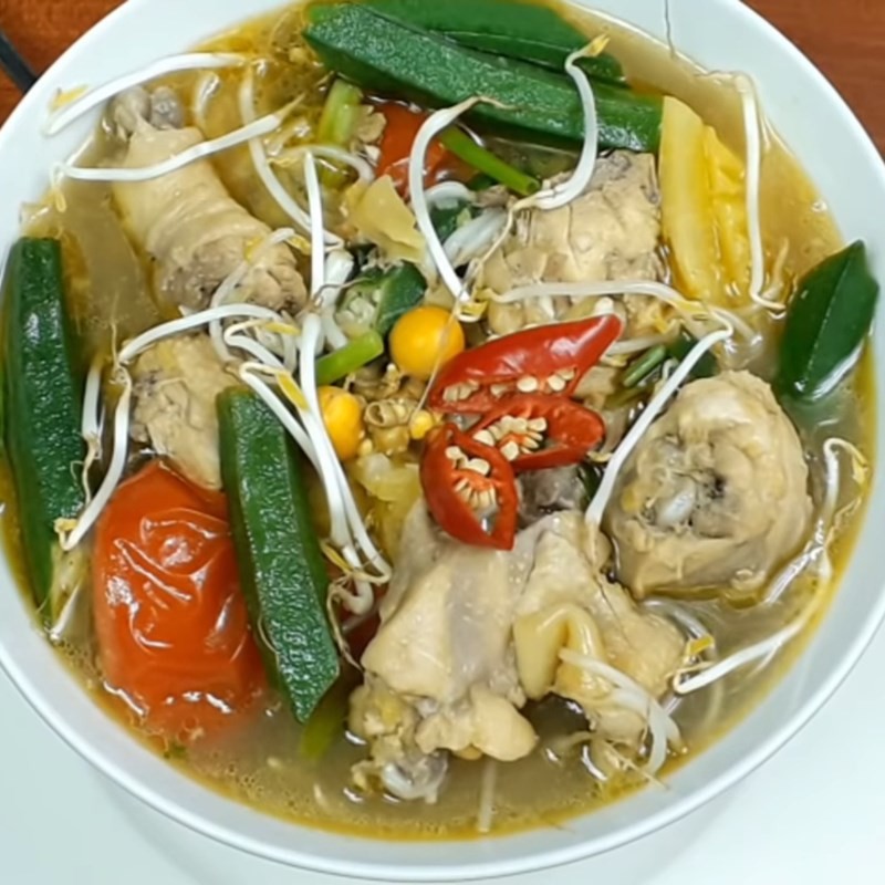 Thành phẩm món canh gà nấu chua nóng hổi