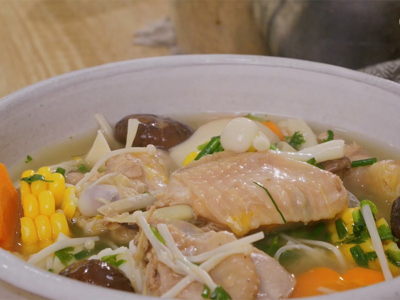 Canh gà nấu nấm rơm và các loại nấm thập cẩm đa dạng hương vị