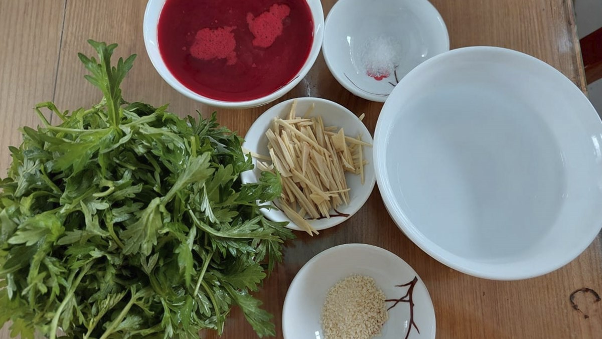 Nguyên liệu chuẩn bị món canh huyết chưng ngải cứu bổ dưỡng