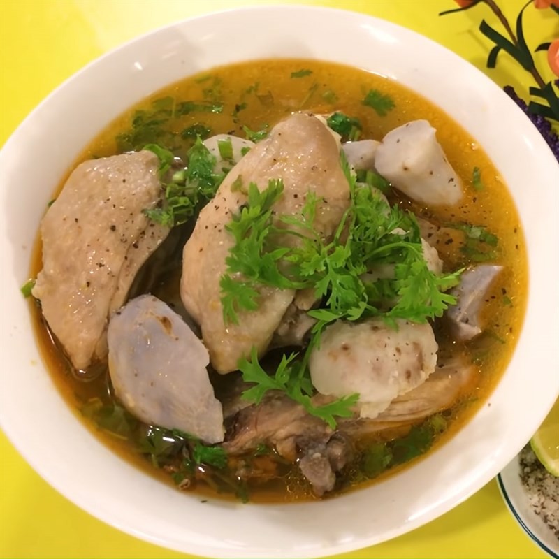 Thành phẩm canh xương gà khoai sọ thơm ngon, màu sắc bắt mắt