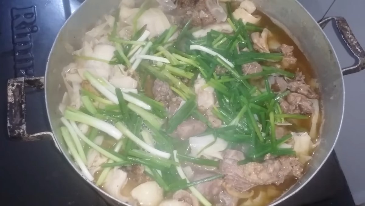 Hình ảnh minh họa món canh vịt măng chua hấp dẫn, chuẩn bị cho bữa ăn gia đình
