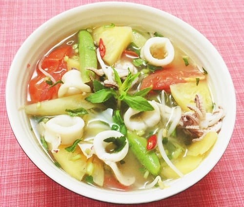 canh mực chua ngọt với các loại rau củ