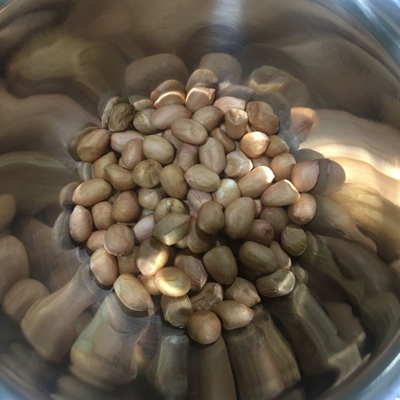 Cắt mướp hương thành từng khoanh vừa ăn cho canh