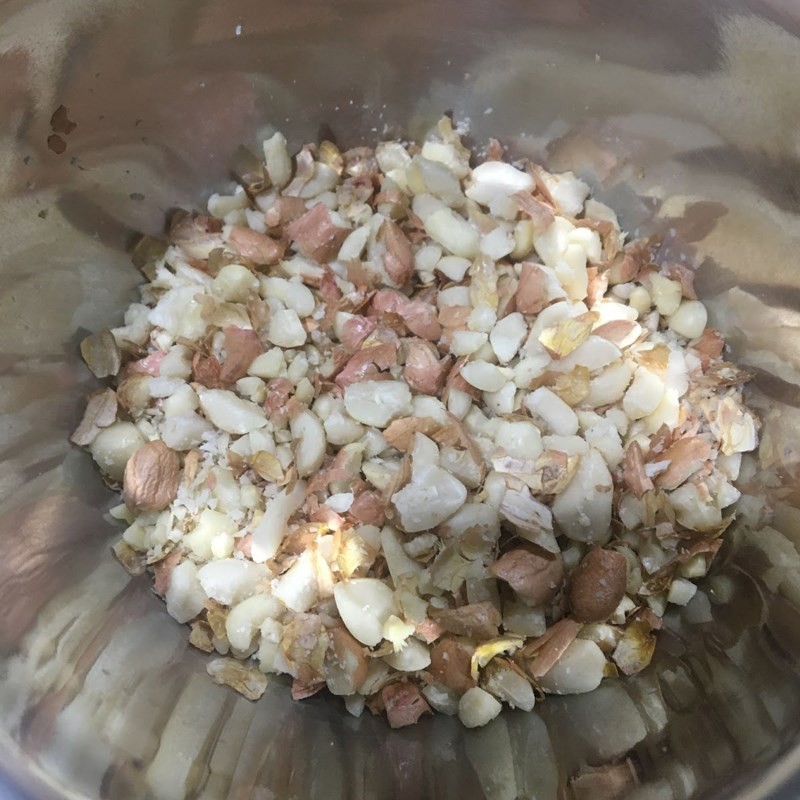 Giã lạc (đậu phộng) để tăng hương vị cho canh mướp lạc