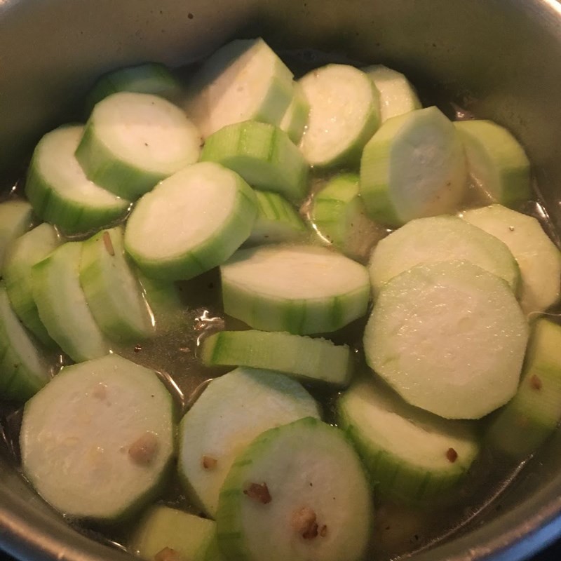 Thêm mướp hương vào nồi canh đang sôi