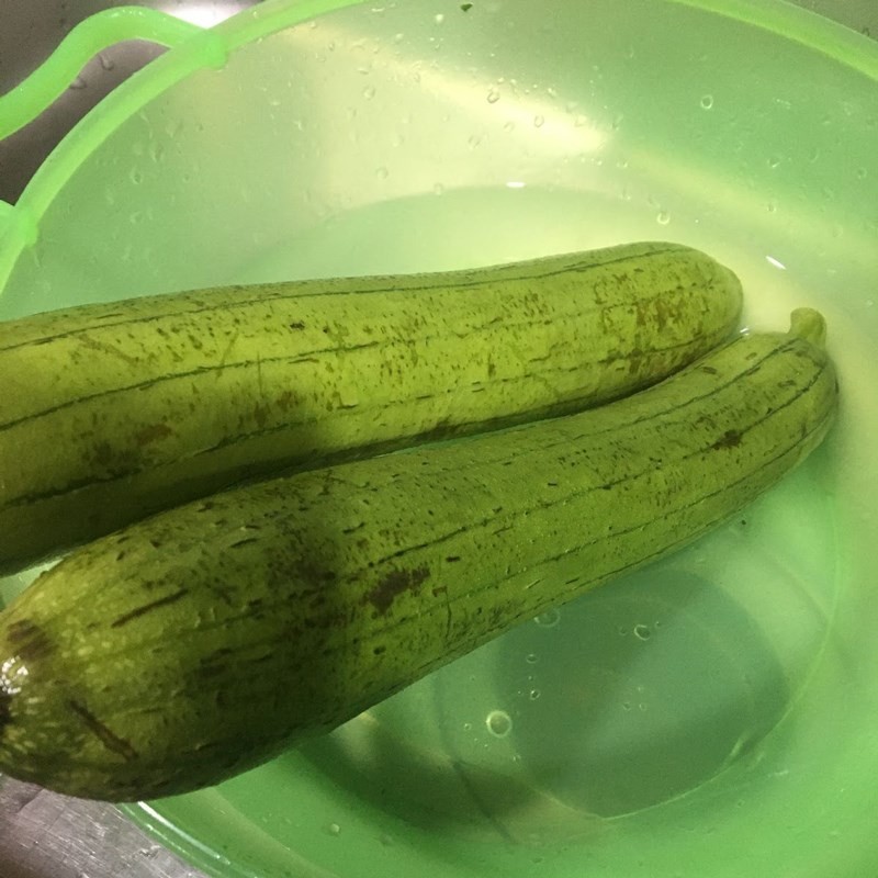 Sơ chế mướp hương cho món canh mướp lạc