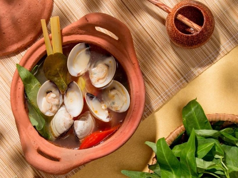 Tô canh ngao me chua cay hoàn chỉnh, sẵn sàng cho cách nấu canh chua ăn với bún