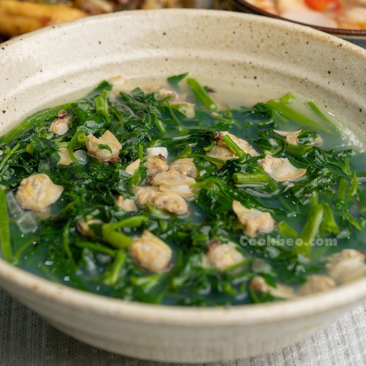 Tô canh ngao rau muống nóng hổi, thanh mát và giàu dinh dưỡng, sẵn sàng thưởng thức cùng gia đình.