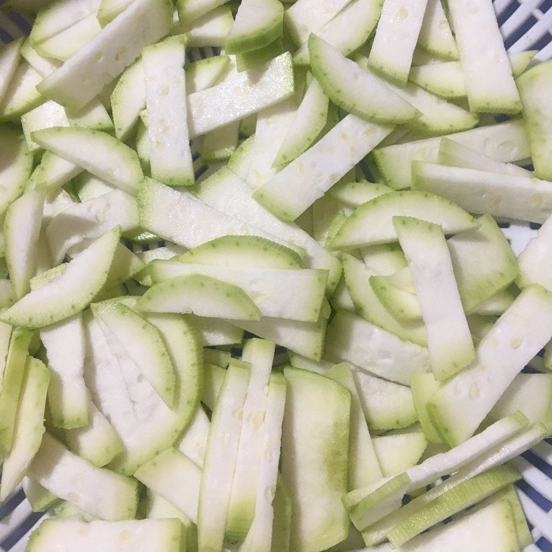 Tô nghêu đã ướp gia vị thấm đều, sẵn sàng chế biến