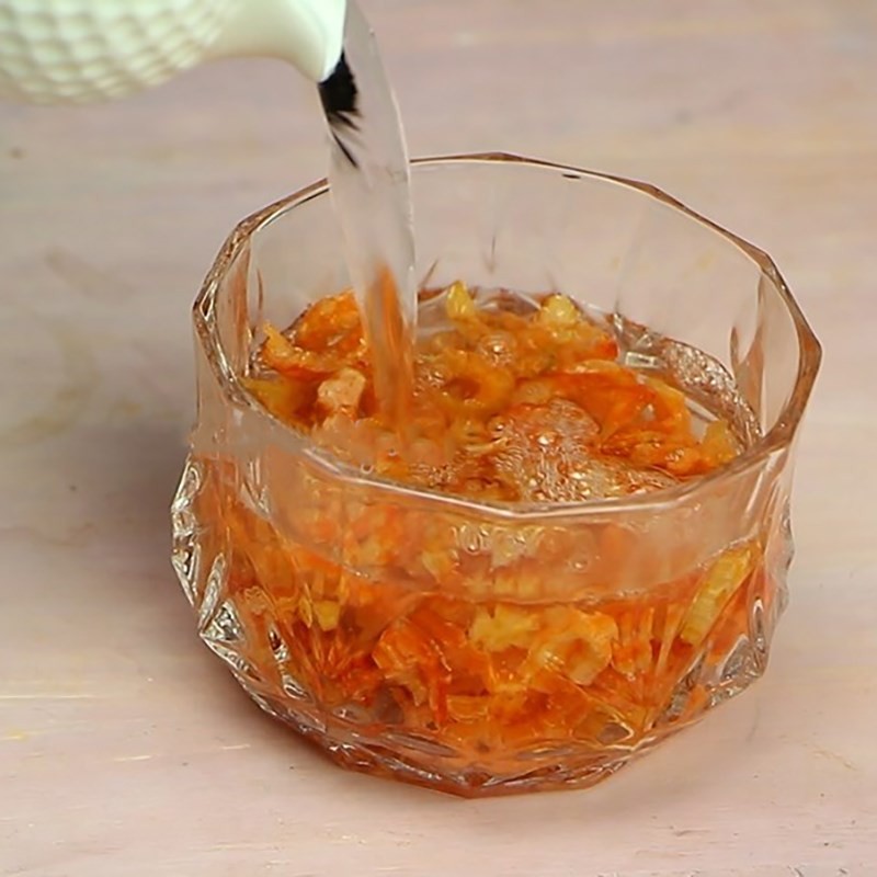 Ngâm tôm khô chuẩn bị nấu canh rau má