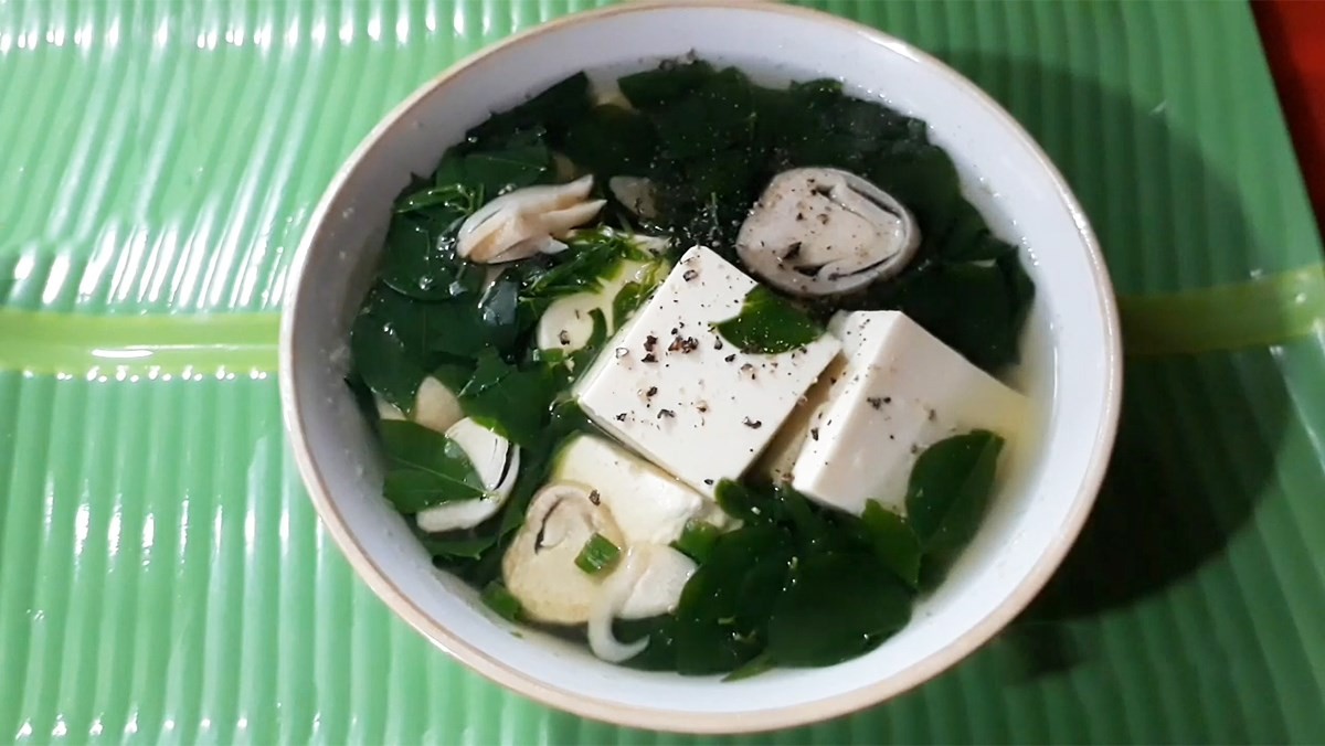 Hình ảnh món canh rau ngót nấu nấm và đậu hũ, một lựa chọn chay bổ dưỡng