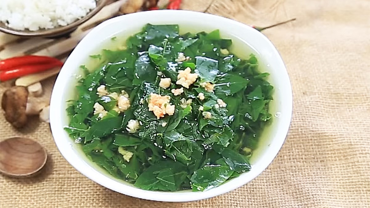 Hình ảnh món canh rau ngót nấu tôm, một biến thể của canh rau ngót, bên cạnh cách nấu canh rau ngót với mướp