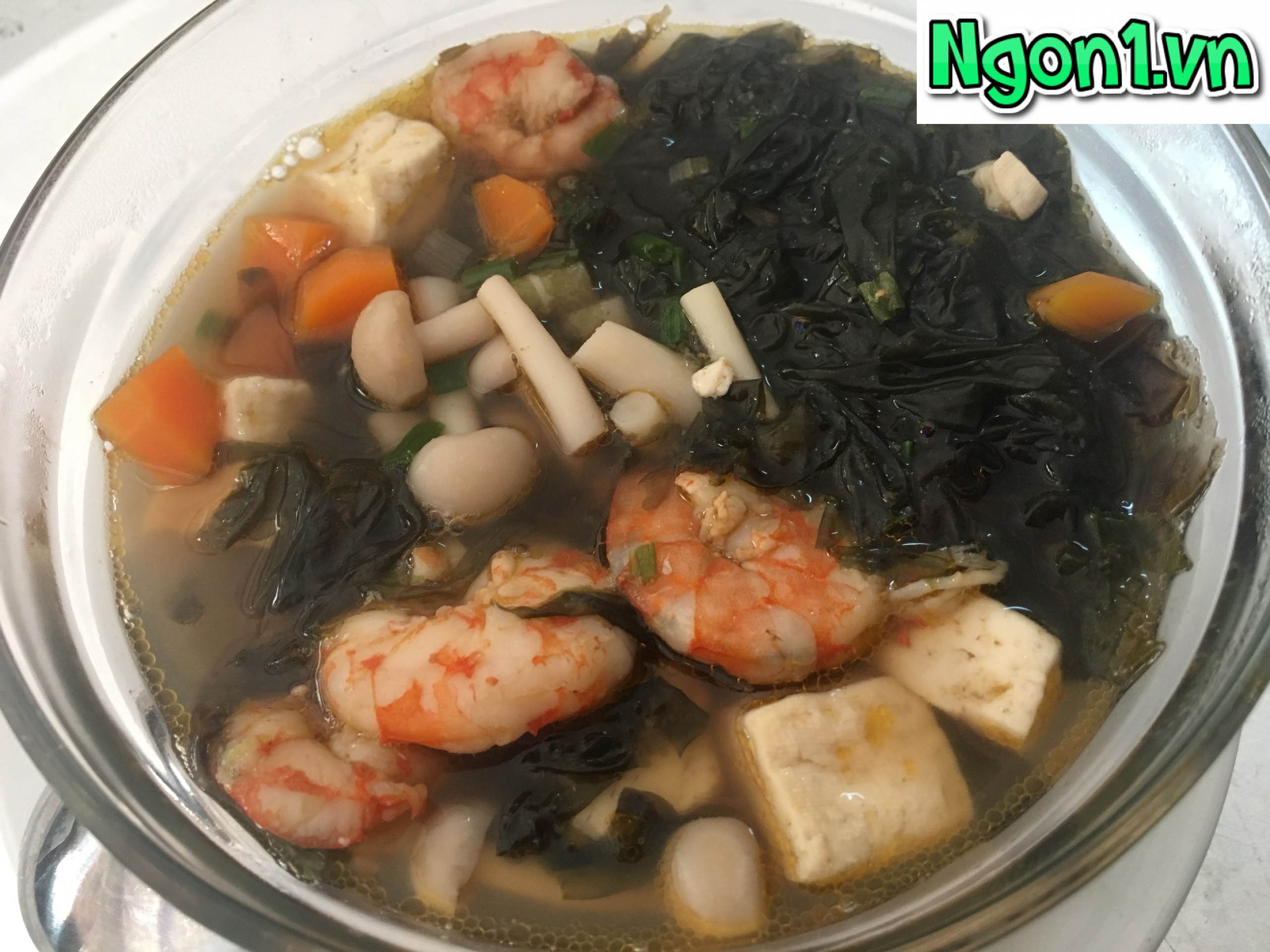 Món canh rong biển Nha Trang nóng hổi nấu cùng tôm tươi và các loại rau củ bổ dưỡng
