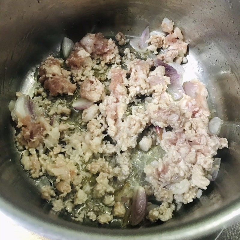 Xào thịt băm trong nồi cho săn lại