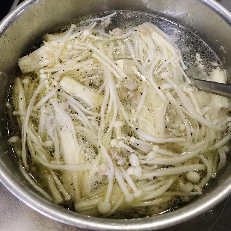 Nêm gia vị cần thiết vào nồi canh