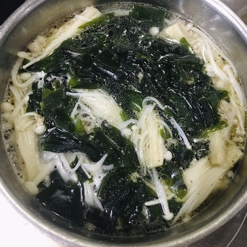 Cho rong biển đã sơ chế vào nồi canh