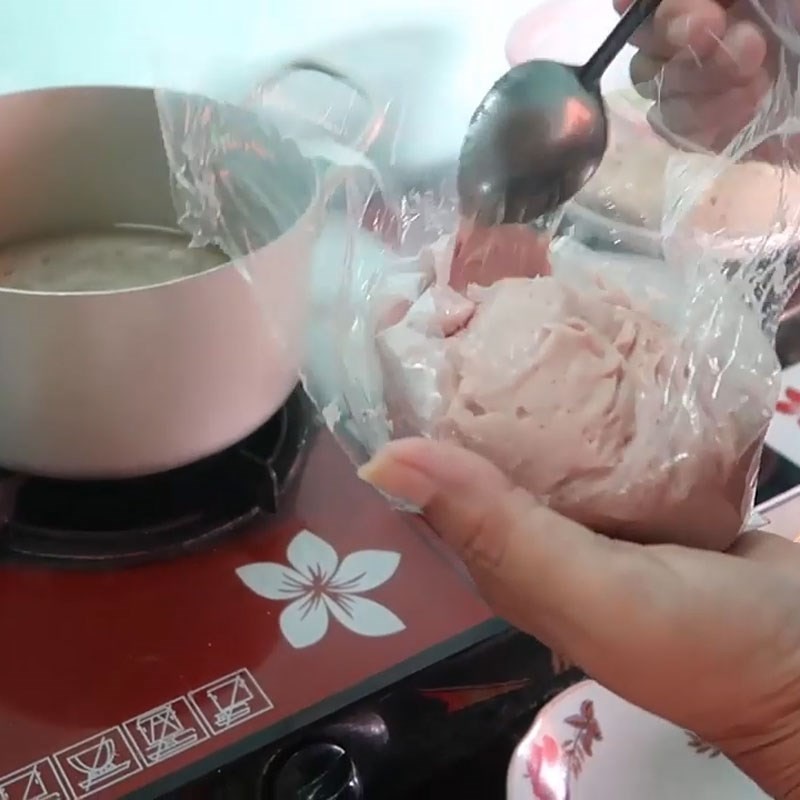 Thả từng viên mọc vào nồi nước sôi để nấu canh su su
