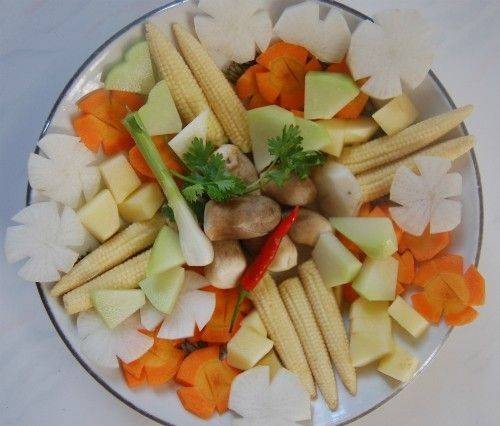 Nguyên liệu tươi ngon chuẩn bị cho cách nấu canh quả chay, gồm cà rốt, khoai tây và bắp non
