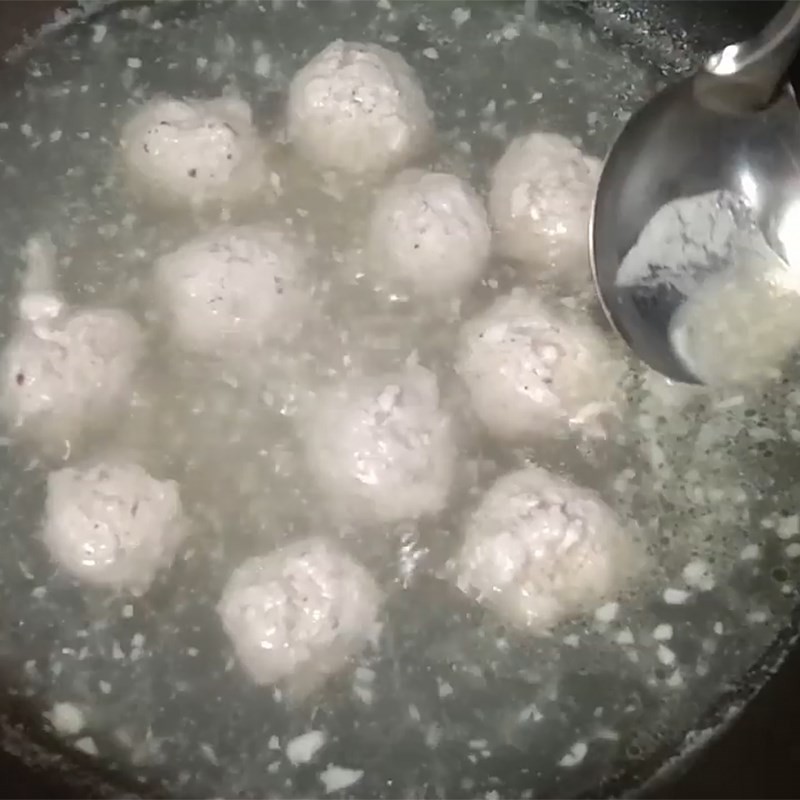 Thả từng viên thịt băm viên vào nồi nước dùng đang sôi