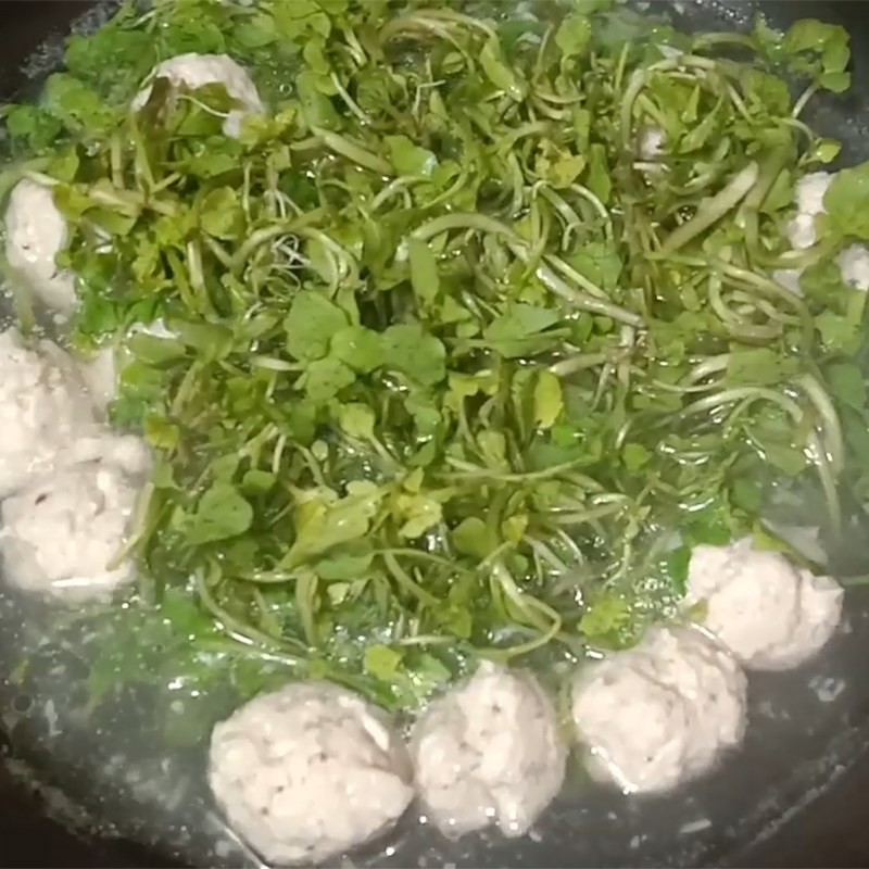 Hoàn thành món canh thịt băm viên xà lách xoong thanh mát