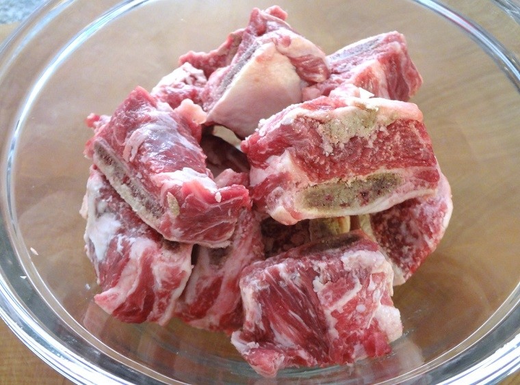Sơ chế xương heo cho canh cà rốt khoai tây 2