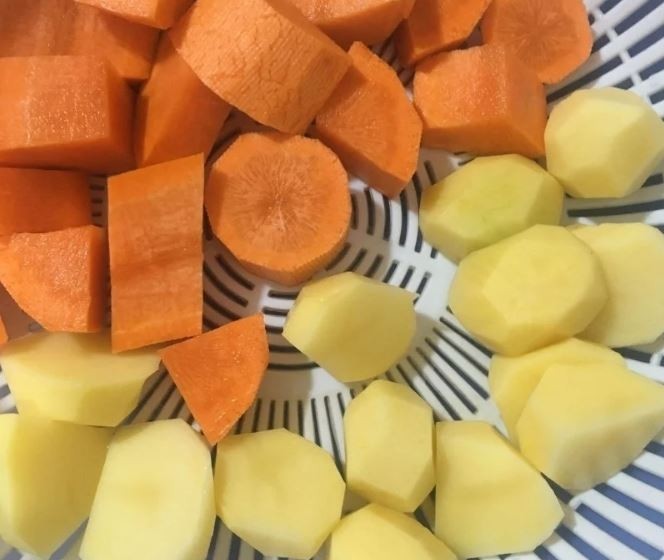 Sơ chế cà rốt và khoai tây cho món canh 3
