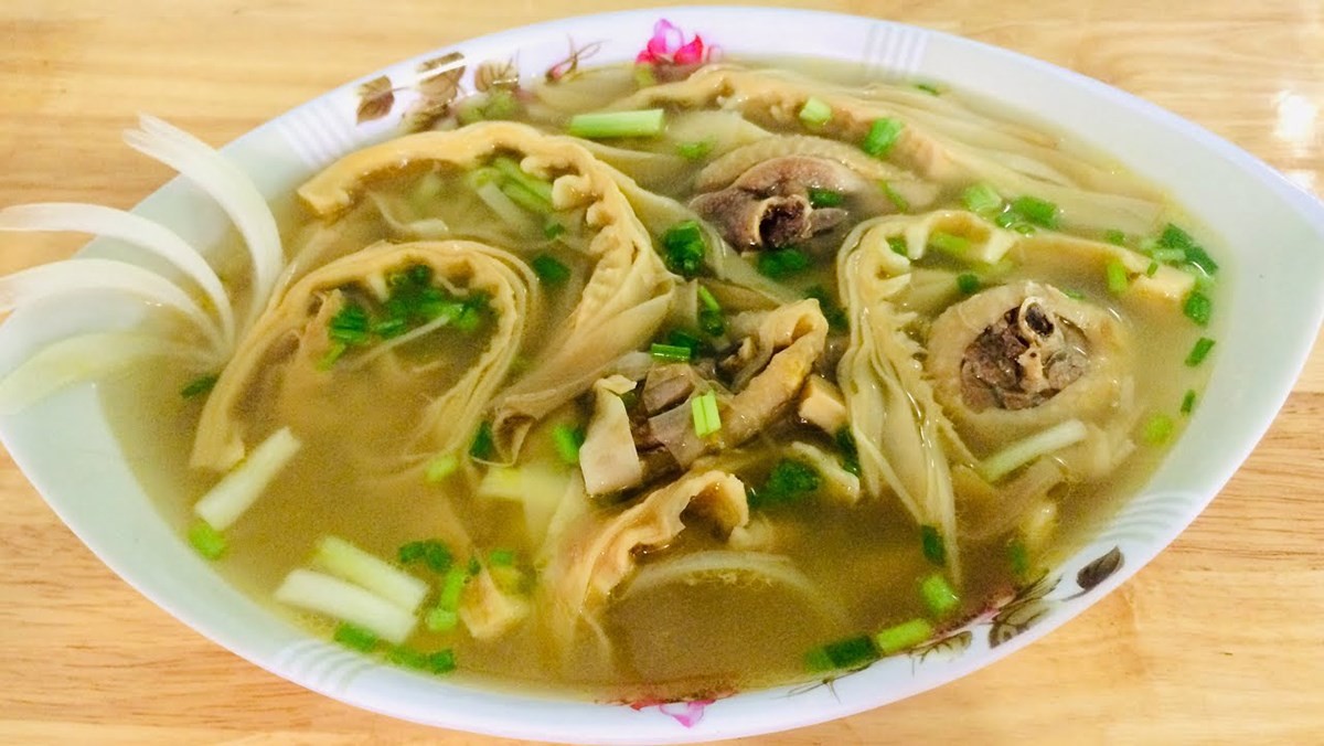 Canh măng khô nấu gà thơm ngon chuẩn vị
