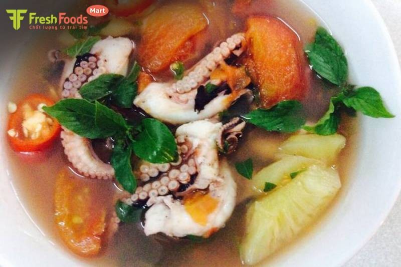 Bát canh dứa cà chua hoàn chỉnh, sẵn sàng thưởng thức