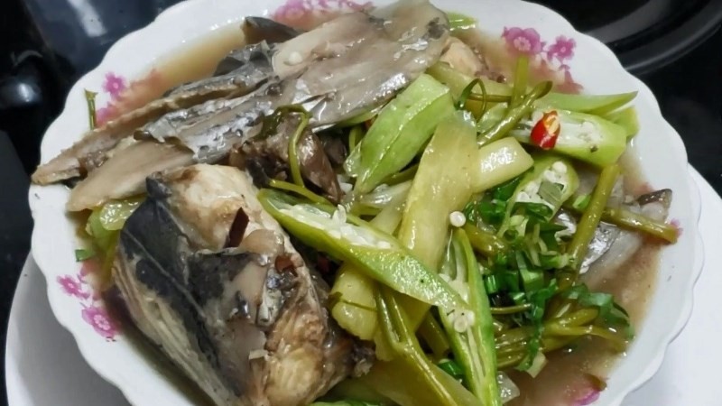 Canh chua đầu cá thu nóng hổi, vị chua ngọt hài hòa, cách nấu canh cá thu ngon