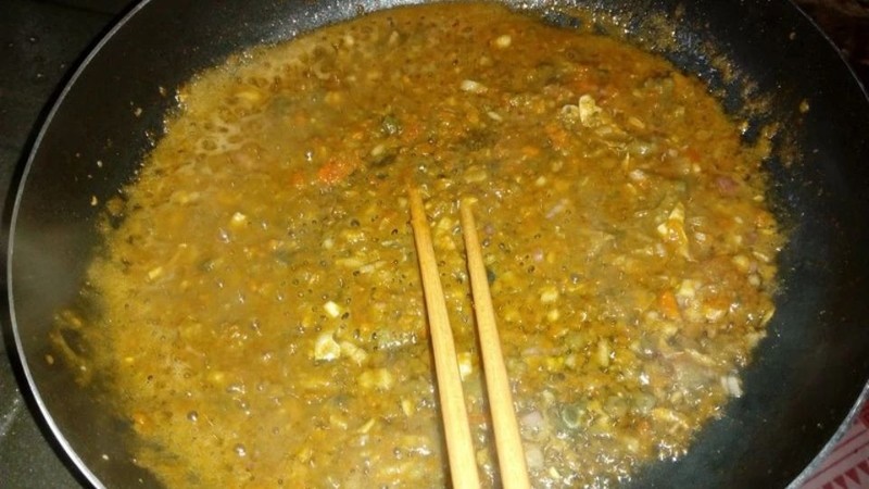 Xào gạch cua với hành phi thơm lừng, tạo hương vị đặc trưng cho món canh khoai