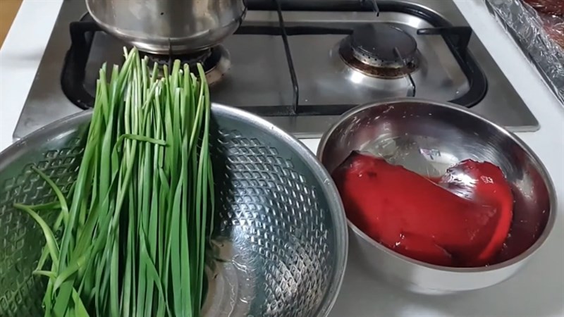 Nguyên liệu tươi ngon để chuẩn bị cách nấu canh hẹ với huyết heo