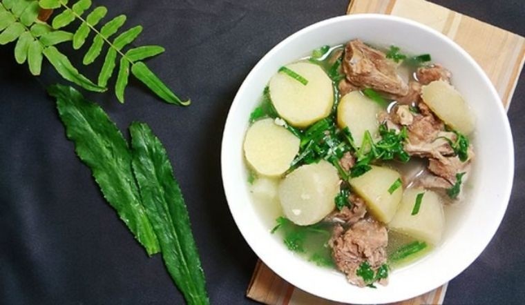 Thực hiện cách nấu canh khoai từ hầm sườn non mềm ngọt