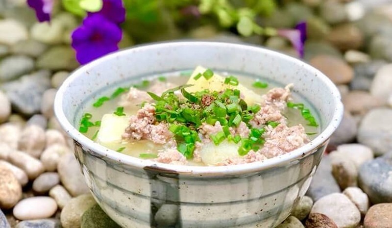 Nồi canh khoai từ đang sôi, tỏa hương thơm lừng