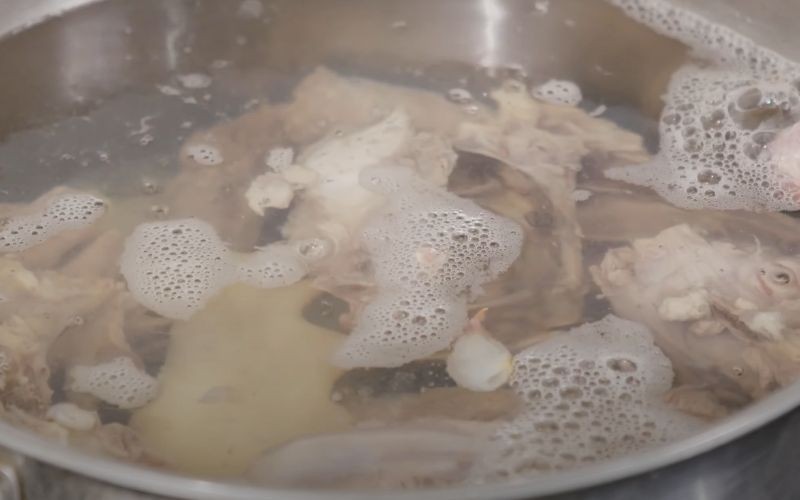 Ninh xương gà để lấy nước dùng ngọt thanh cho canh