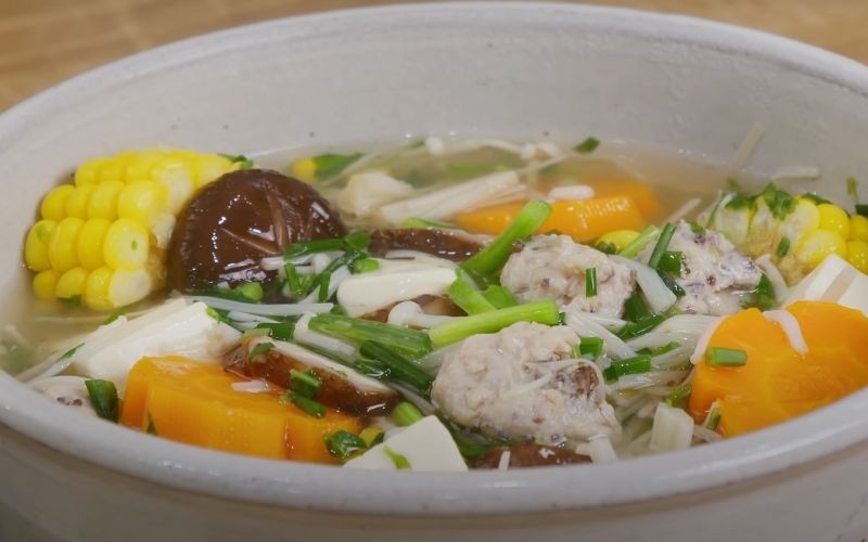 Bát canh nấm kim châm hoàn chỉnh, nóng hổi và hấp dẫn
