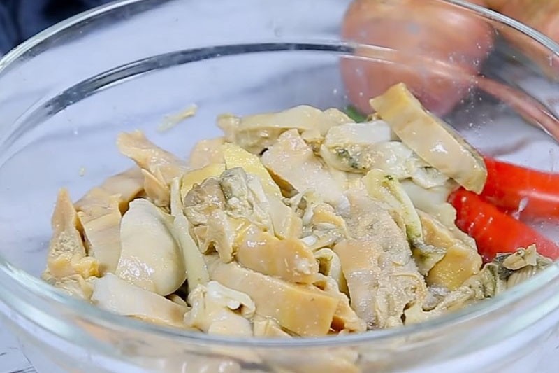 Thịt trai đã được làm sạch, ướp gia vị đậm đà trước khi xào, bí quyết để có món canh trai rau răm không tanh và thơm ngon