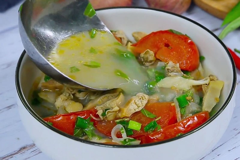 Thành phẩm bát canh trai rau răm nóng hổi, màu sắc hấp dẫn, vị chua thanh ngọt tự nhiên, món ăn bổ dưỡng cho gia đình