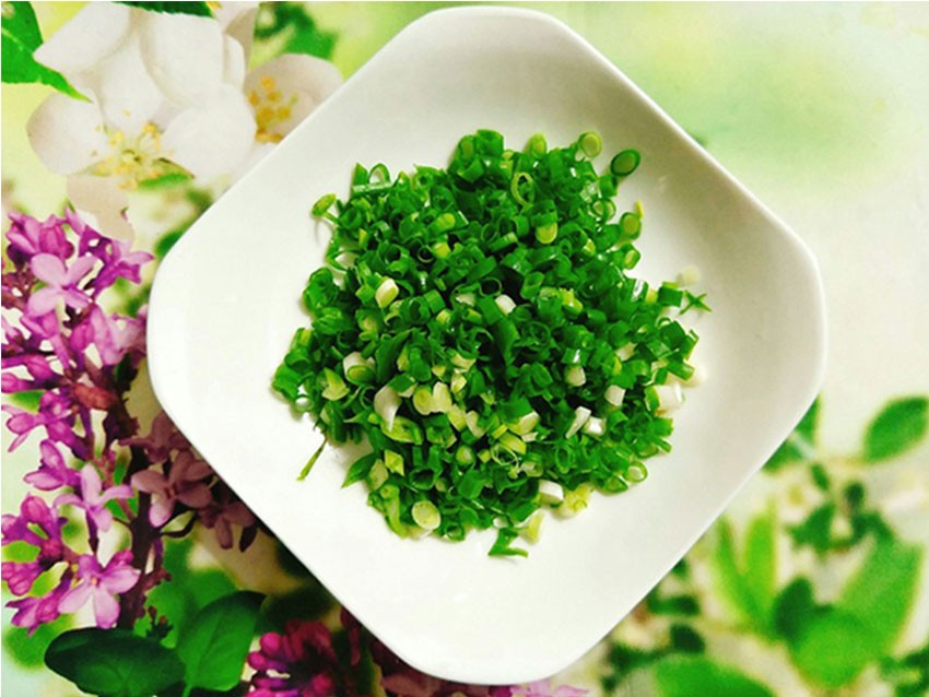 Hành lá và ngò rí cắt nhỏ để trang trí hủ tiếu gà