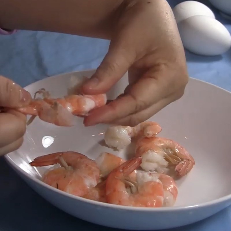 Cắt nhỏ tôm và gà